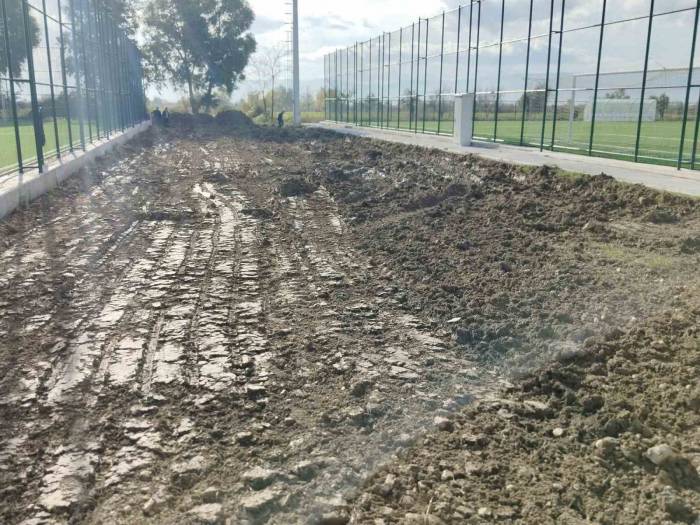 Kardeşköy Futbol Sahası’nda Çalışmalar Devam Ediyor