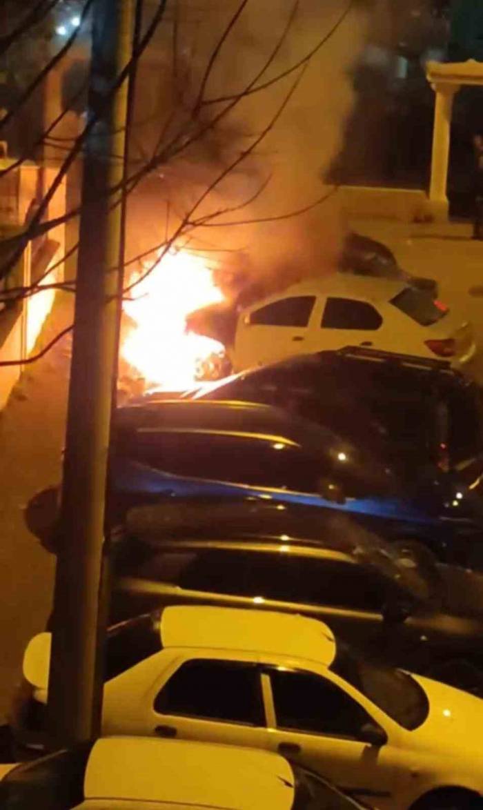 Bursa’da Otoparktaki Araç Alev Alev Yandı