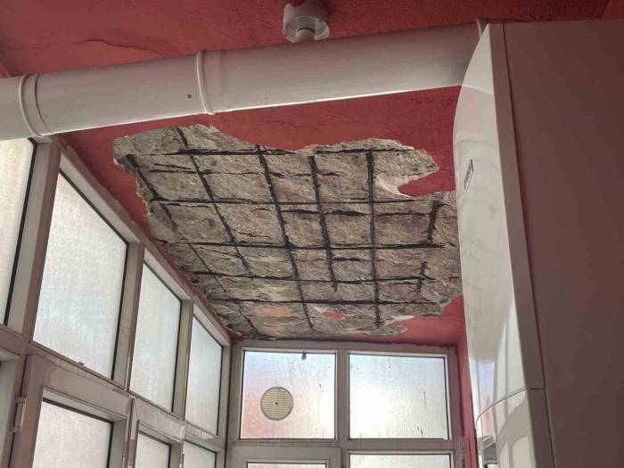 Deprem Sırasında Balkonunda Çökme Meydana Gelen Bina Boşaltılıyor