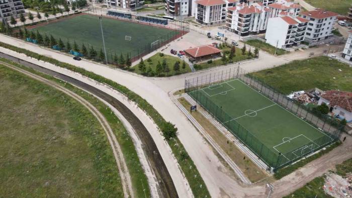 Başkan Kazım Kurt “5 Mahalleye Halı Saha” Sözünü Yerine Getirdi