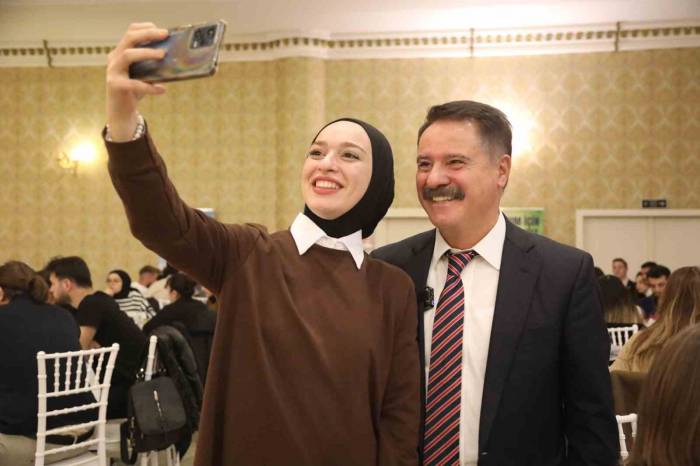 Gençler Başkan Deveci’ye Projelerini Anlattı