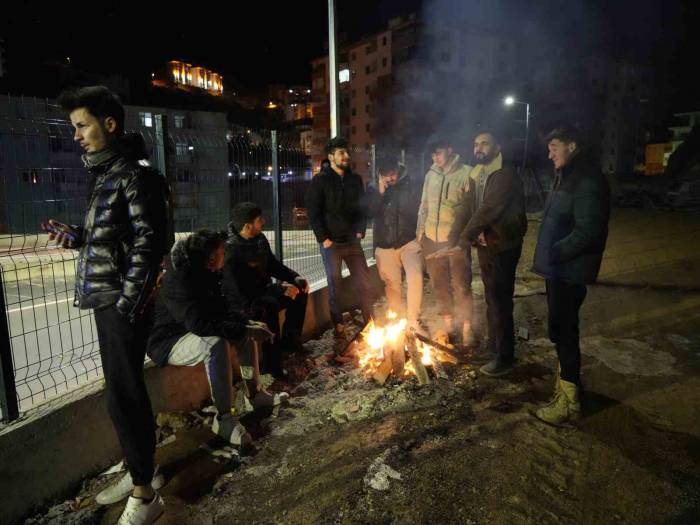 6 Şubat Depremlerini Yaşayan Öğrenciler Geceyi Ateş Başında Geçirdi