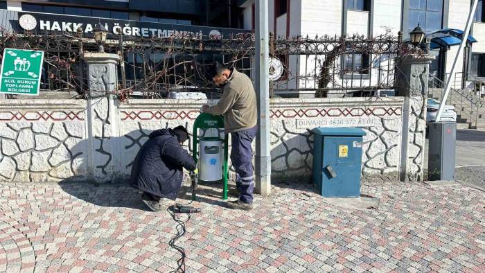 Hakkari’de 75 Noktaya Çöp Kovası Bırakıldı