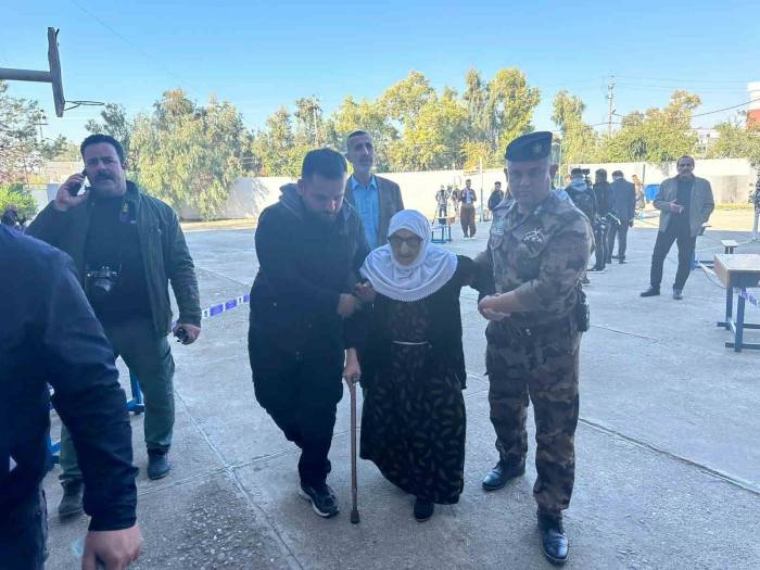 Irak’ta Halk, 10 Yıl Sonra Yerel Seçimler İçin Sandık Başında