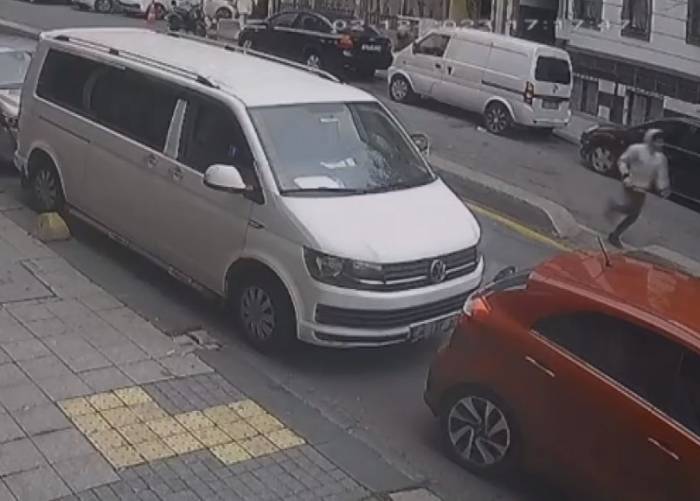 Kafasını Kapüşonuyla Kapatıp Kadının Telefonunu Kapkaç Yaptı: O Anlar Kamerada
