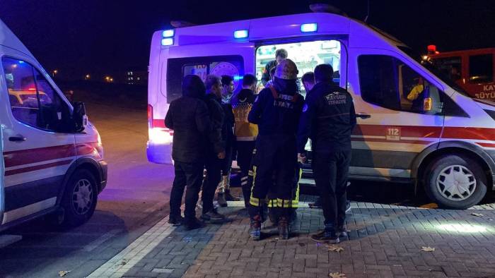 Otomobil İle Çarpışan Ticari Araç Devrildi: 7 Yaralı