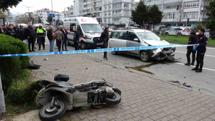 Otomobil Motosikletli Kuryeye, Motosiklet De Yayaya Çarptı: 1’i Ağır 2 Yaralı