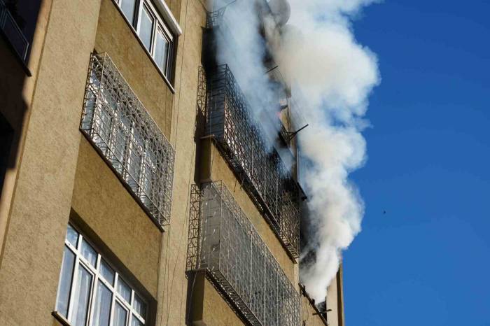 Kilis’te 5 Katlı Binada Çıkan Yangın Korkuttu
