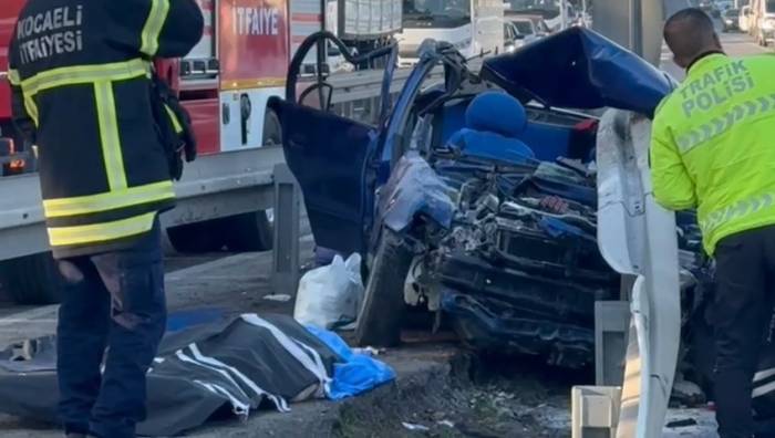 Otomobil Bariyerlere Ok Gibi Saplandı: Anne Ve Oğlu Hayatını Kaybetti