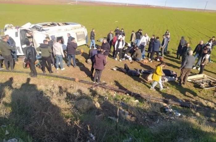Diyarbakır’da Yolcu Minibüsü Şarampole Devrildi: 4’ü Ağır 16 Yaralı