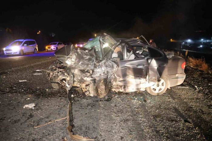 Nevşehir’de İki Otomobil Kafa Kafaya Çarpıştı:2 Ölü, 3 Ağır Yaralı
