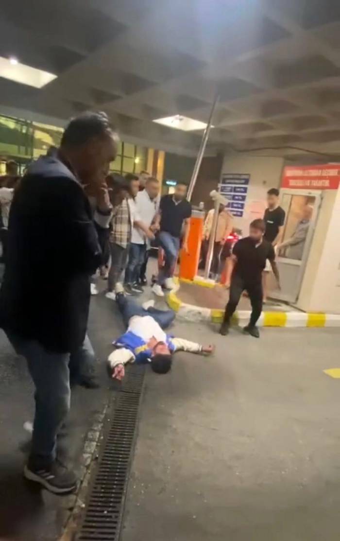 İstanbul’da Yaşanan Tekme Ve Yumruklu Kavgalar Kamerada: Kız Arkadaşına Laf Atan Şahısları Dövdü