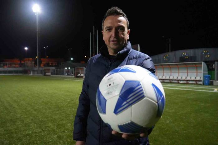 Teknik Direktörüne Kızıp Futbolu Bıraktı, Kendisi Hoca Olup 7 Kupa Kazandı