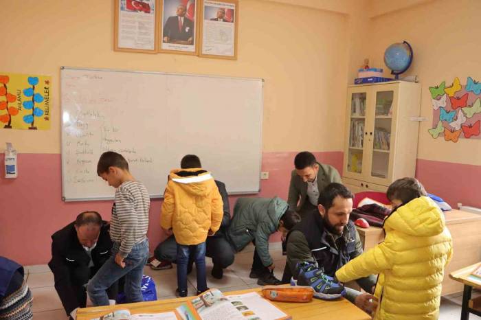 Vedaş’tan Öğrencilere Kışlık Hediye