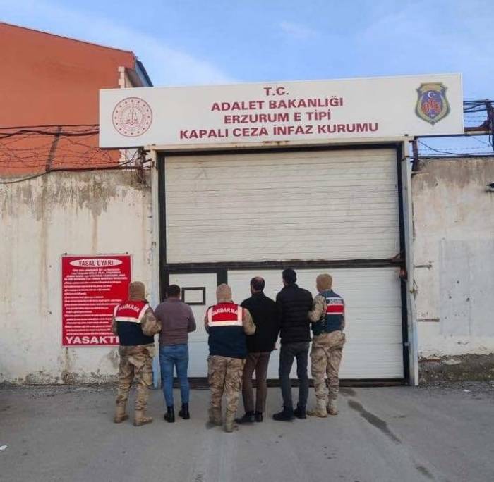 Aranan Şahıslar Jandarmadan Kaçamadı