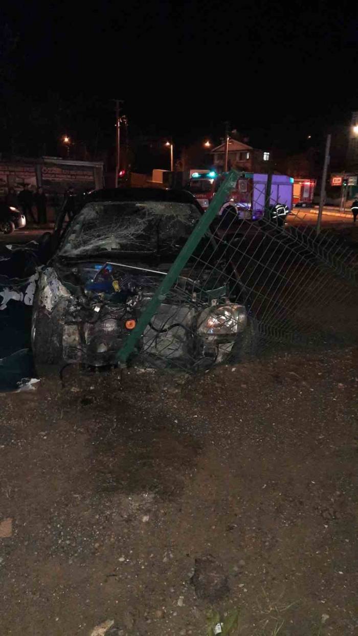 Yalova’da Otomobil Hafif Ticari Araçla Çarpıştı: 4 Yaralı