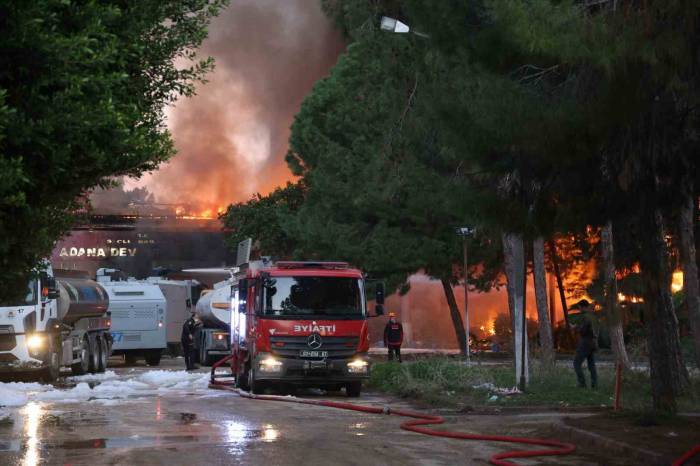 Adana’da Eski Devlet Hastanesinde Çıkan Yangın Kontrol Altına Alındı
