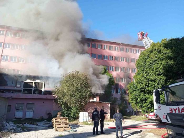 Adana’daki Yangın Devam Ediyor, İşçiler Kurtarıldı