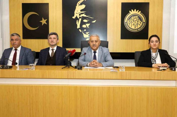 Başkan Zeybek: “58 Mahallemize 500 Bin Ton Sıcak Asfalt Serip, 995 Milyon Tl Yatırım Yaptık”