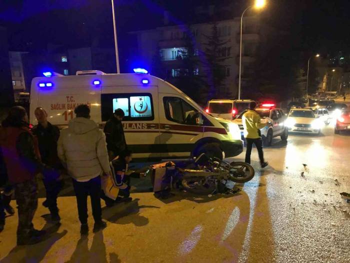 Bilecik’te Motosiklet İle Kamyonetin Çarpıştı, 1 Kişi Yaralandı