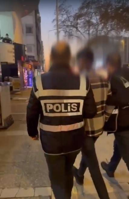 Havaya Rastgele Ateş Açarak Bir Kişiyi Yaralayan Maganda Yakalandı