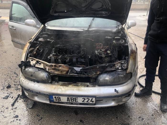 Seyir Halinde Alevlere Teslim Olan Otomobil Kullanılmaz Hale Geldi