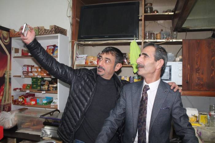 Çayevinde Siyaset Konuşturmayan Takım Elbiseli Çaycı Sosyal Medya Fenomeni Oldu