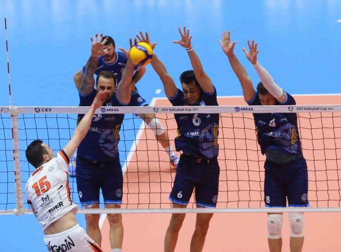 Cev Kupası: Cez Karlovarsko: 2 - Arkas Spor: 3