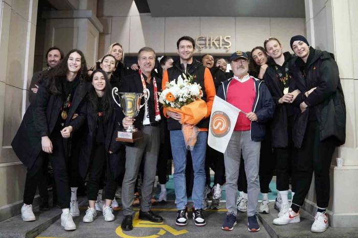 Dünya Şampiyonu Eczacıbaşı Dynavit, Yurda Döndü