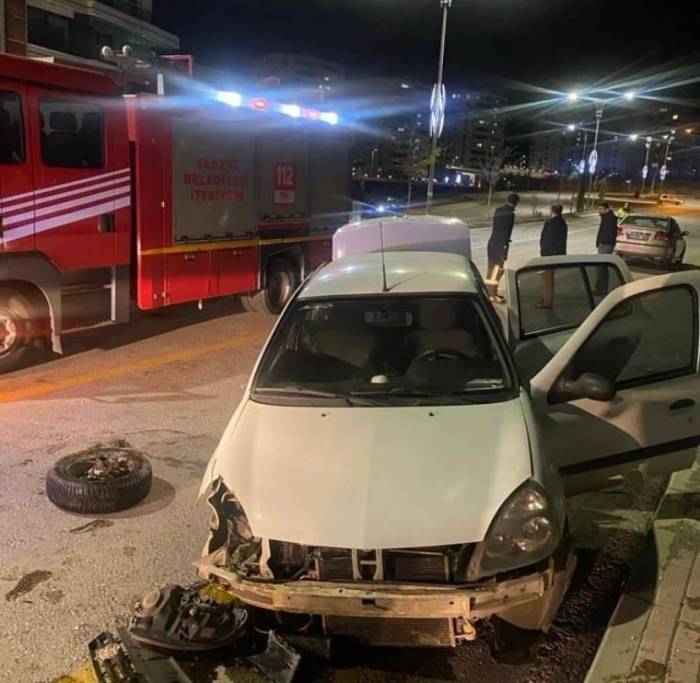 Refüje Çarpıp Karşı Şeride Uçan Arabadan Yara Almadan Kurtuldu