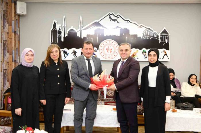 Rektör Altun, Kyk Kocasinan Kız Öğrenci Yurdu Öğrencileri İle Bir Araya Geldi