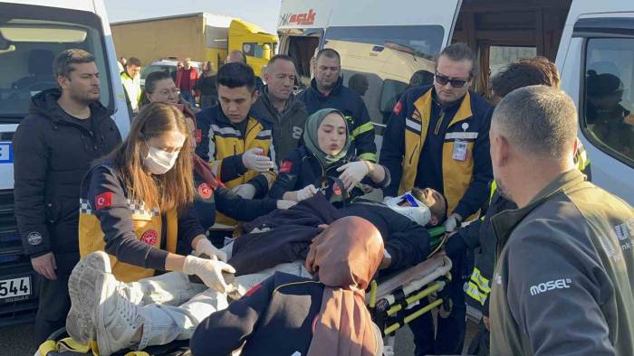 İşçi Servislerinin Çarpıştığı Kazada 10 Kişi Yaralandı