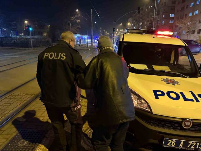 Polisler Kaybolan Yaşlı Adamı Evine Götürdü