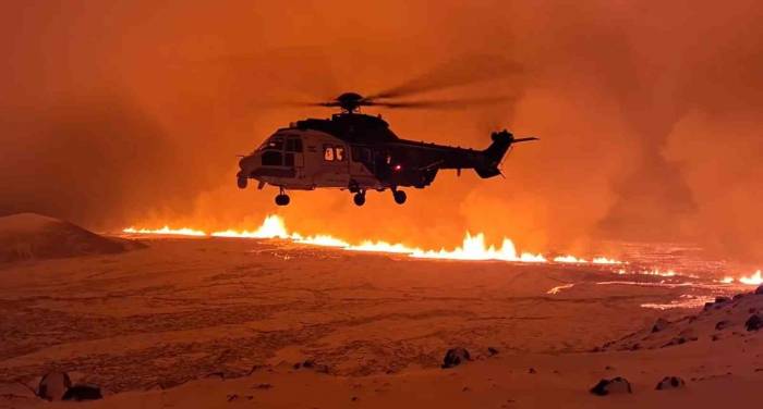 İzlanda’da Yanardağ Patladı