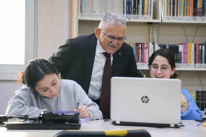 Başkan Büyükkılıç Gençlerle Bir Araya Geldi