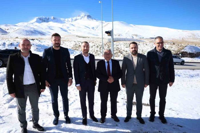 Büyükkılıç: "Erciyes Dört Mevsim Dünyanın Gözdesi"