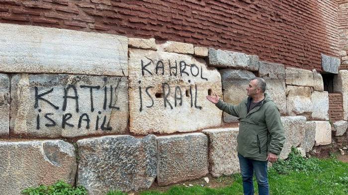 Trajikomik Protesto...2 Bin Yıllık Surlara İsrail’in Zulmünü Kazıdılar