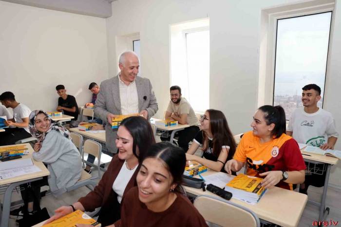 Akdeniz Belediyesinin Eğitim Desteğinde İlk Taksitler Yatırılıyor