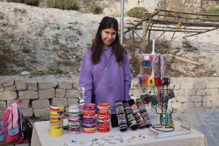 Otizmli Genç Kızı, Makrome İpi Hayata Bağladı