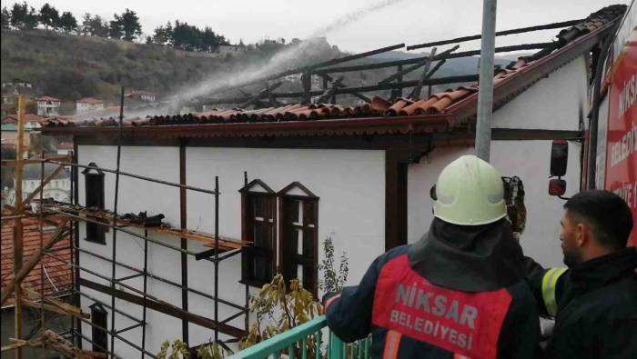 Tokat’ta Tarihi Konak Yangında Ağır Hasar Aldı
