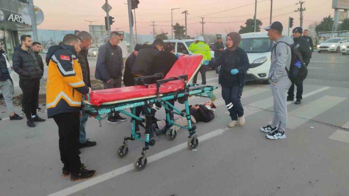 Motosiklet Hafif Ticari Araçla Çarpıştı 2 Yaralı