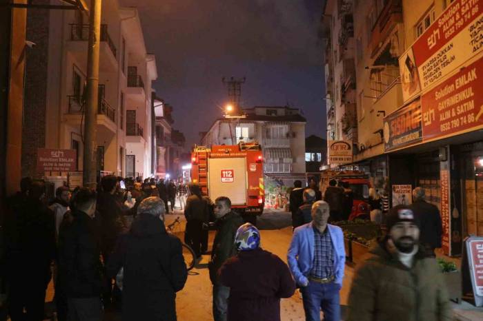 5 Katlı Binada Korkutan Yangın: Mahalleli Sokağa Döküldü