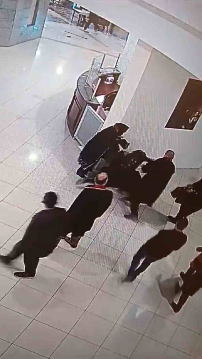 Kararın Ardından Avukatın Darp Edildiği Anlar Kamerada