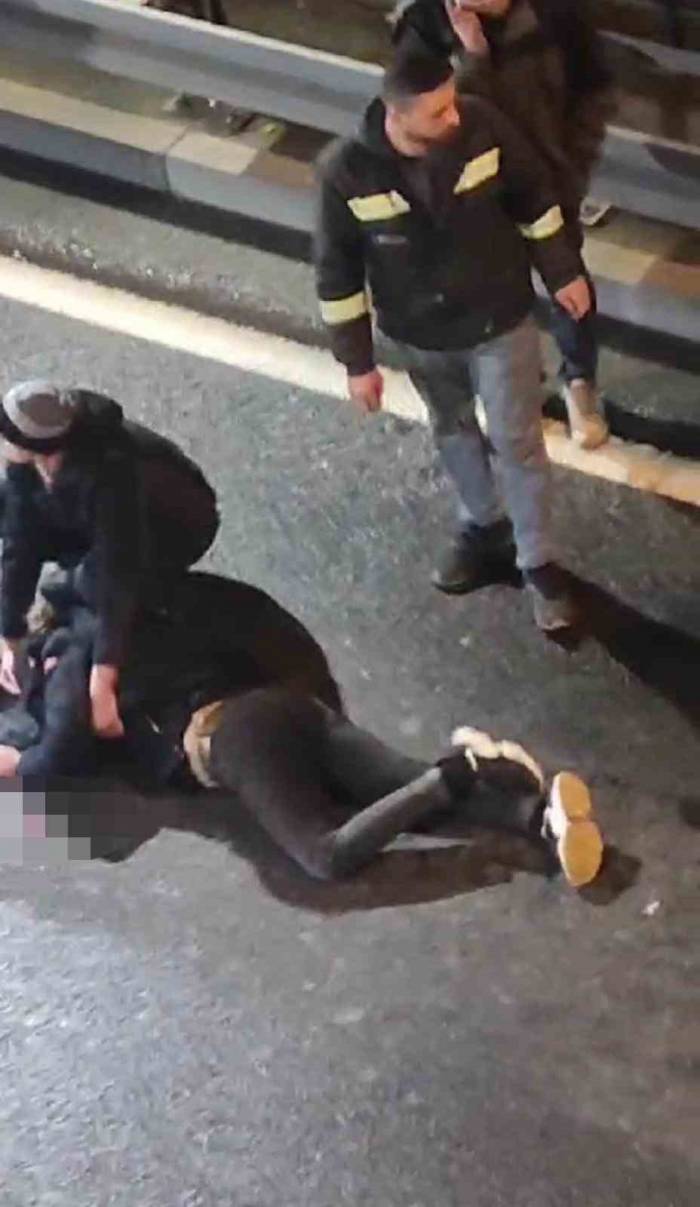 İstanbul’da Dehşet Anları Kamerada: Annesiyle Tartışıp Yola Atladı, Kadın Sinir Krizi Geçirdi