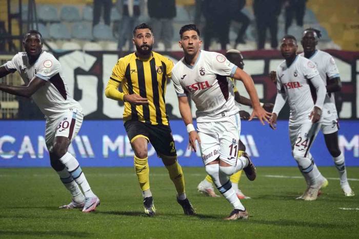 Trendyol Süper Lig: İstanbulspor: 1 - Trabzonspor: 1 (İlk Yarı)