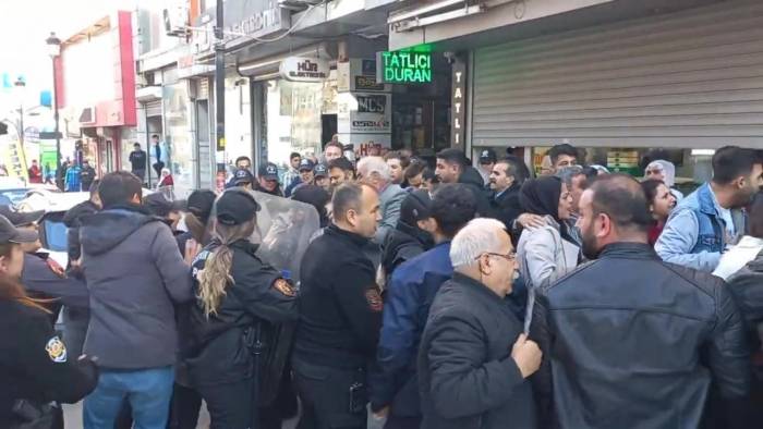 İzinsiz Açıklama Yapmak İsteyen Dem Partililere Polis Müdahale Etti