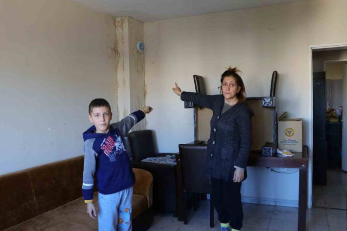 İşitme Engelli Annesiyle Sokağa Atılmaktan Korkuyor