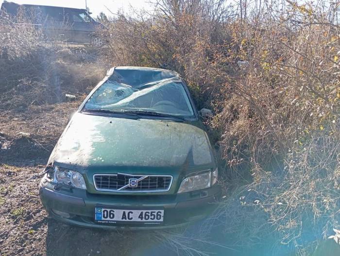 Hafif Ticari Araçla Çarpışan Otomobil Tarlaya Uçtu: 1 Yaralı