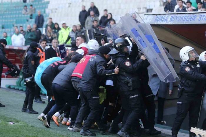 Bursaspor Taraftar Grubu Teksas: "Diyarbekirspor Karşılaşması Sonu Yine Bir Provokasyona Sahne Olmuştur"