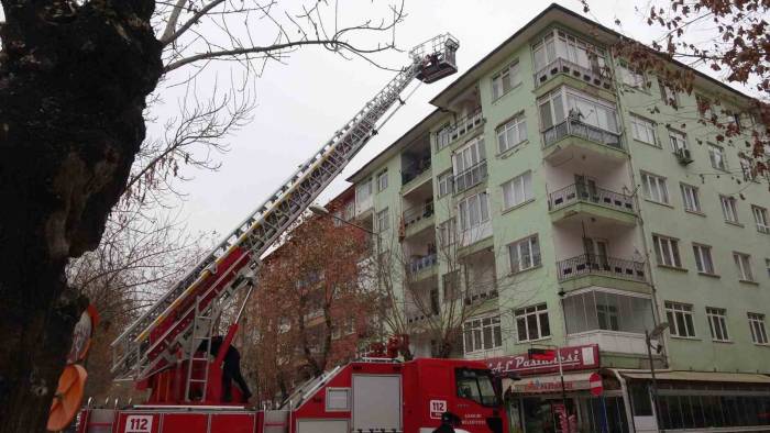 6 Katlı Binadaki Baca Yangını Paniğe Sebep Oldu